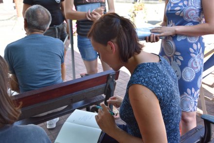 Ilona Wiśniewska podpisuje książki